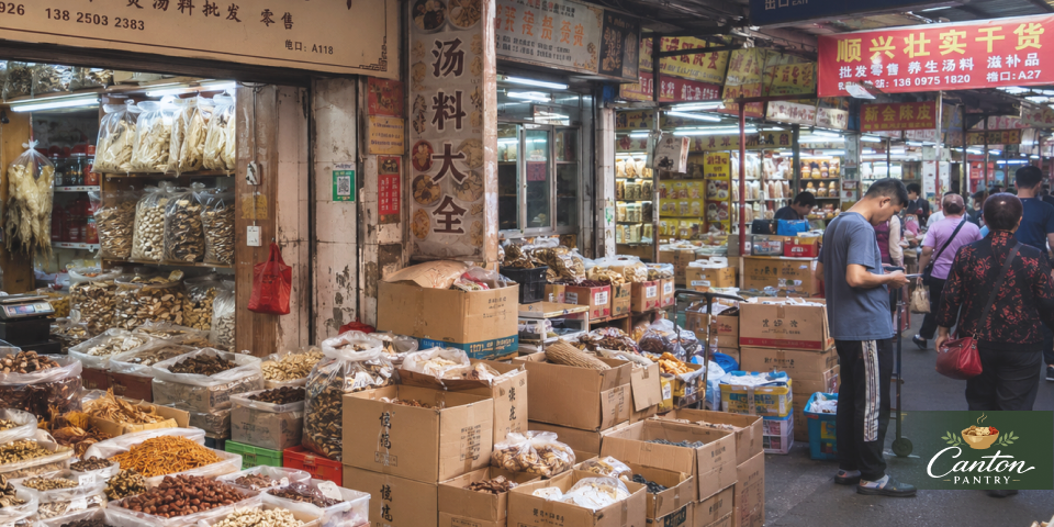 如意坊乾貨市場通道裡的湯料攤位、紙箱與行人